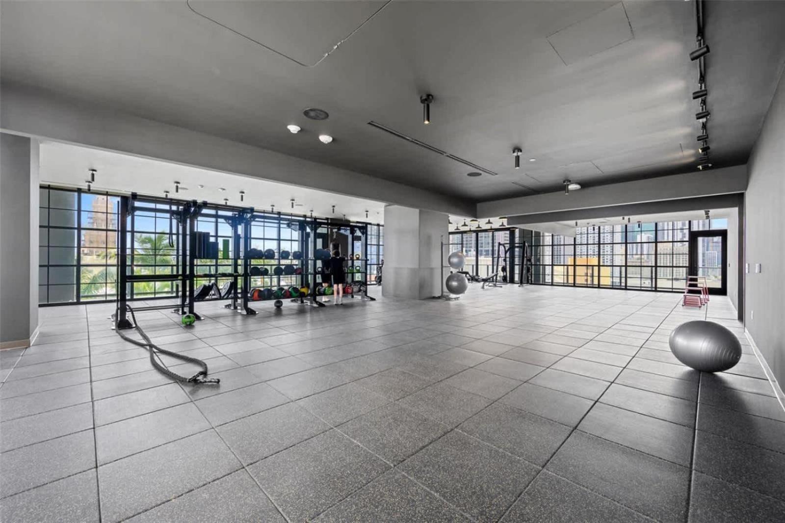 Stylish -amenities & Pool Appartement